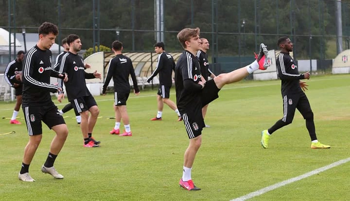 Beşiktaş'ta sol bek için karar çıktı!