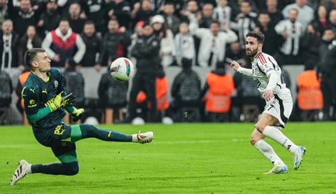Beşiktaş'ta tek kalıcı Rafa Silva!