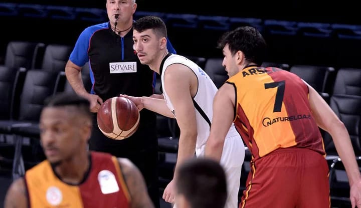 Beşiktaş, derbide Galatasaray'a mağlup oldu