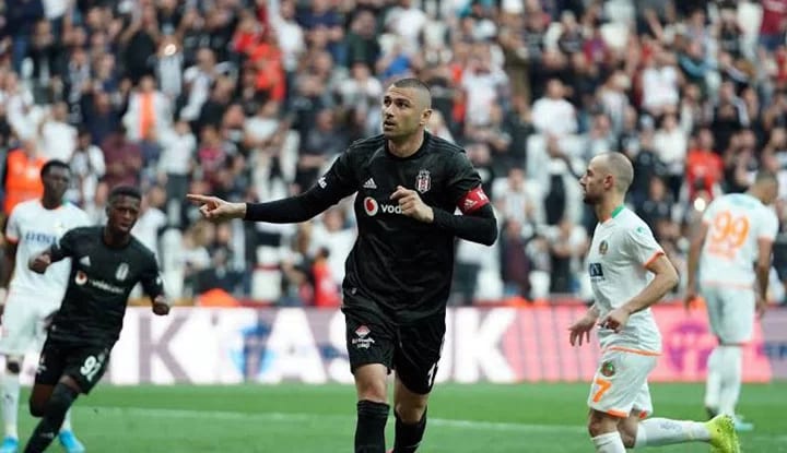 Burak Yılmaz'dan derbi zaferi paylaşımı!