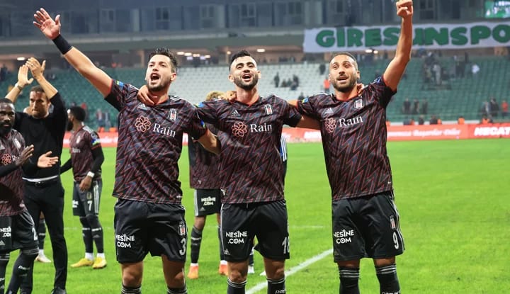 Cenk Tosun'dan flaş paylaşım! "Aslolan Beşiktaştır"