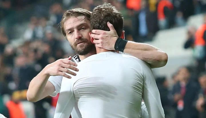 "Uzayın boşluğunda kaybolup gidiyor, keşke..."