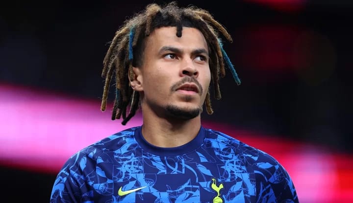 Dele Alli tribünde yok!