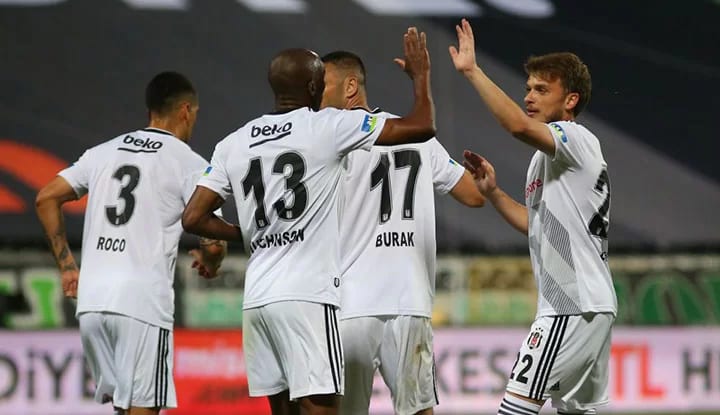 Denizli'de maç sonu ilginç olay! İşte o görüntü...