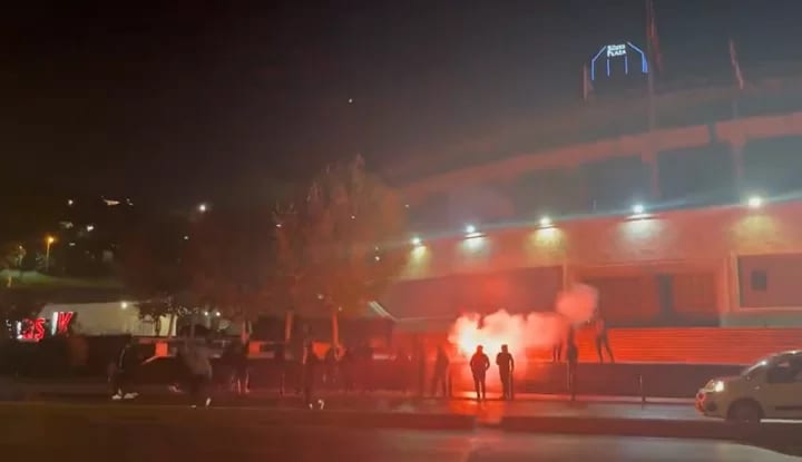 Derbi öncesi kavga! Arabayı bırakıp kaçtılar!