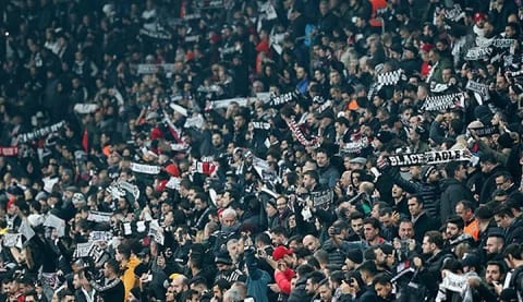 Beşiktaş-Wolverhampton maçında üzen olay! Beşiktaş taraftarı kalp krizi geçirdi!