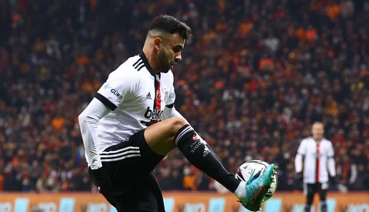 Ghezzal'dan maç sonu hakeme tepki! Zor sakinleştirildi