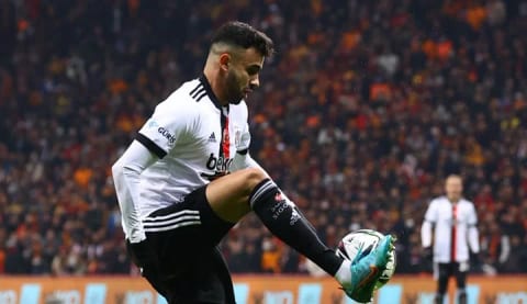 Ghezzal'dan maç sonu hakeme tepki! Zor sakinleştirildi