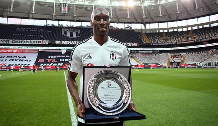 Kendi plaketini kendisi alan Atiba'dan paylaşım!