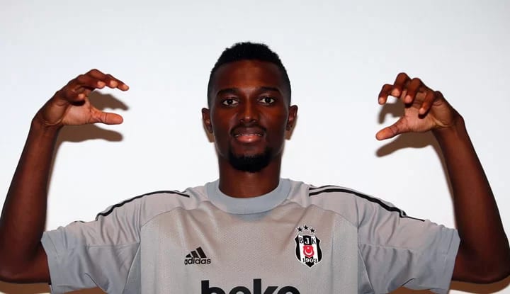 Mensah'ın lisansı çıktı!