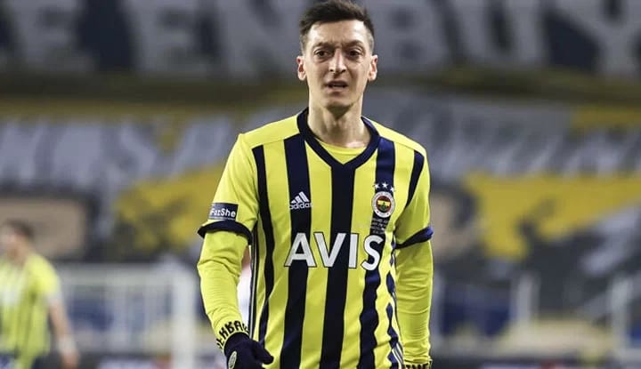 Mesut Özil'den Cenk Tosun paylaşımı