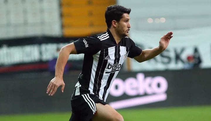 Necip Uysal'dan pankart cevabı