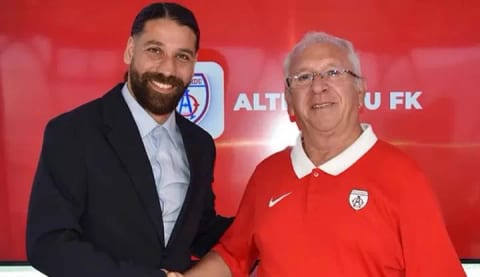 Olcay Şahan'dan sürpriz imza!