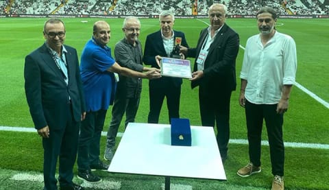 Önder Karaveli’ye  Şeref Diploması Ödülü!