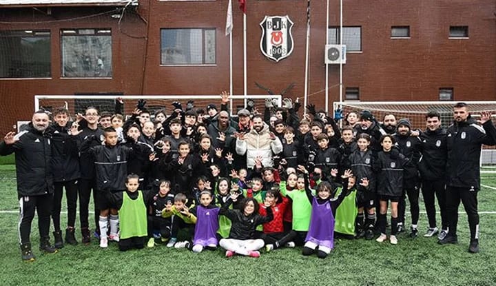 Quaresma ve Atiba'dan Beşiktaş Futbol Akademisine ziyaret!