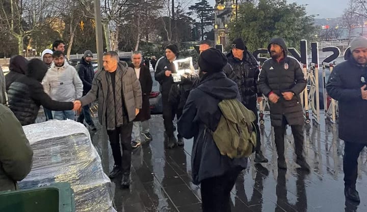 Şenol Güneş, deprem yardım merkezinde!