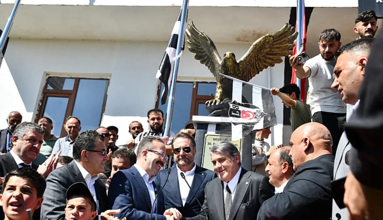 Serdal Adalı, Ardahan’ın Beşiktaş Köyü'nde kartal heykeli açtı