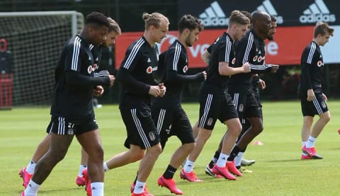Teklifi reddetti, Beşiktaş'ta kalıyor!