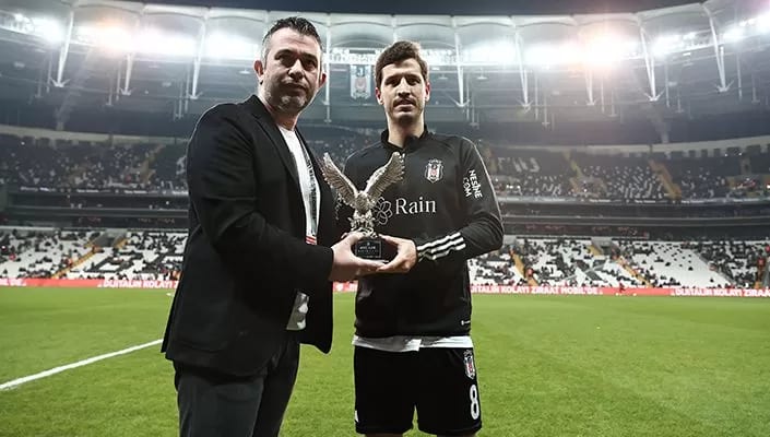 Tüpraş Stadyumu’ndaki 400. golün sahibi Salih Uçan’a plaket!