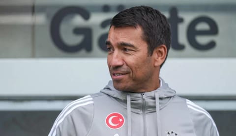 Van Bronckhorst 9 ismin biletlerini kesti!