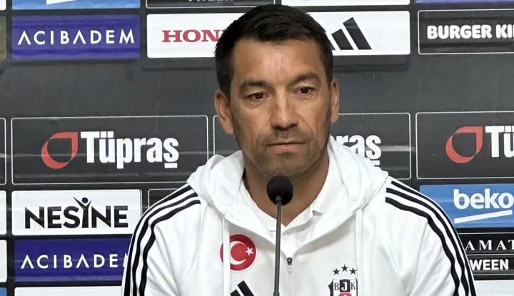 Van Bronckhorst'tan açıklamalar! "Transfer bitti diyemem"