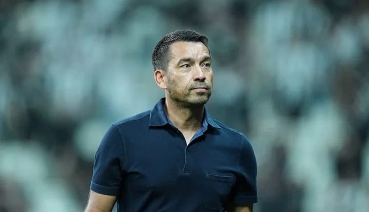 Van Bronckhorst'tan Semih Kılıçsoy açıklaması!
