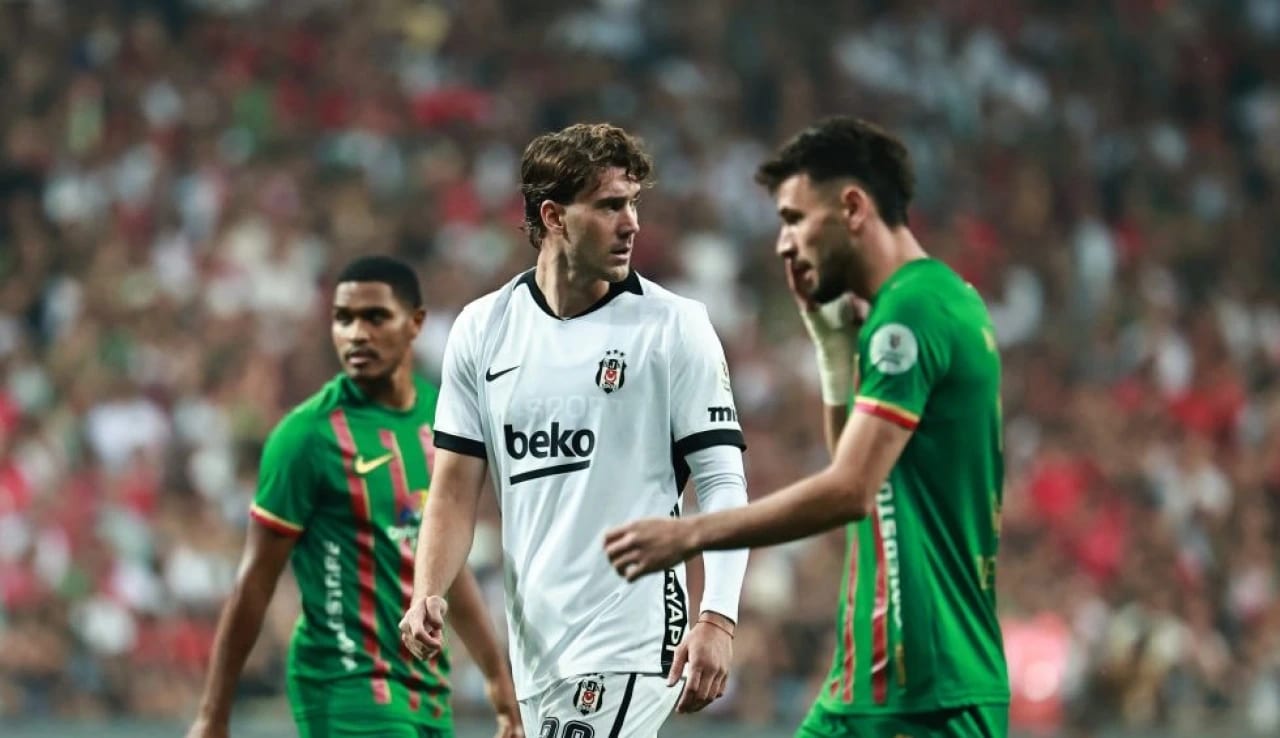 Vlahovic Yerde Kaldı, Beşiktaş'ın penaltısı verilmedi!