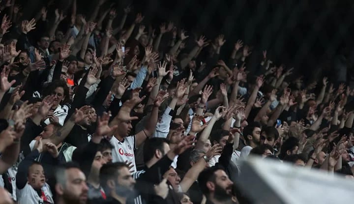 Vodafone Park'ta maç sonu büyük destek! "Aldırma Kartal"
