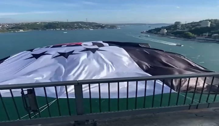 2023-2024 Ziraat Türkiye Kupası Şampiyonu Beşiktaşımızın şanlı bayrağı, Fatih Sultan Mehmet Köprüsü'nde dalgalandı!