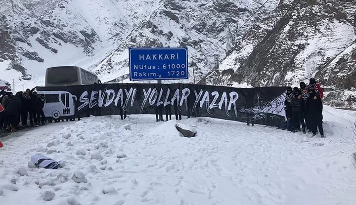 Maçın ertelendiğini öğrendiler, yine de vazgeçmeyerek Hakkari'ye gittiler!