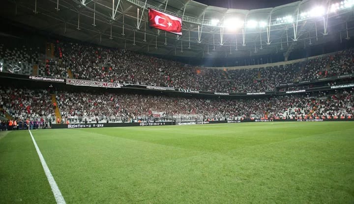 Beşiktaşlı taraftarlardan Beşiktaş yönetimine protesto