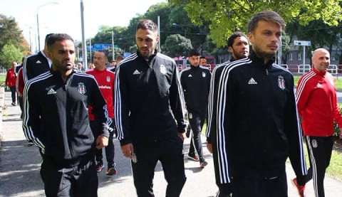 Beşiktaşlı futbolcular, Bratislava’da yürüyüş yaptı