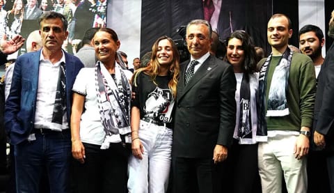 Ahmet Nur Çebi'nin Genel Kurul'dan çıkarken şanssız anı!