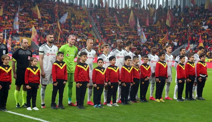 İzmir'de maç öncesi Beşiktaş takım otobüsüne saldırı
