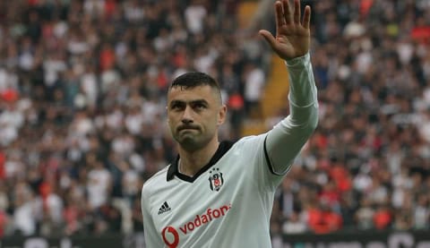Burak Yılmaz sinirlendi, locayı terk etti!