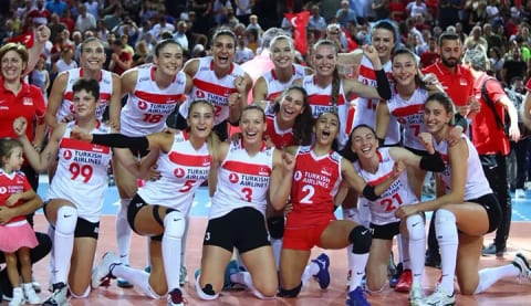 Beşiktaş'tan Filenin Sultanları'na; "Gönüllerin şampiyonu, sizinle gurur duyuyoruz"