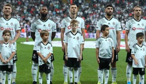 "Onda mum ışığı bile yok, 'boşlukta bir noktayım' diye şarkı var..."