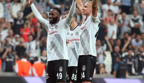 N'Koudou pankartı Vodafone Park'ta!