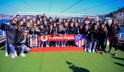Kadın futbolcular, tekne turunda bir araya geldi
