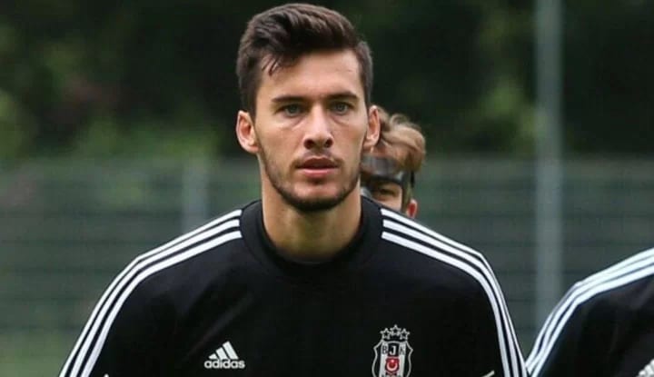 Umut Nayir, forma için yarışacak