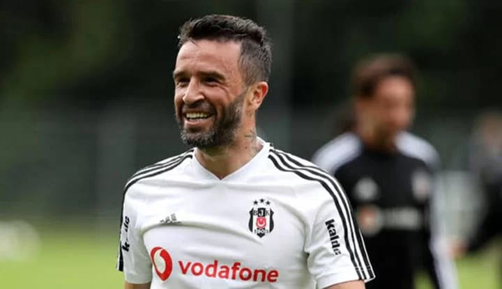 Gökhan Gönül, ayrılık iddialarına sosyal medyadan cevap verdi! Beşiktaş da paylaşım yaptı!