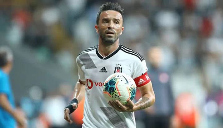 Beşiktaş'ta Gökhan Gönül, futbola veda edebilir!