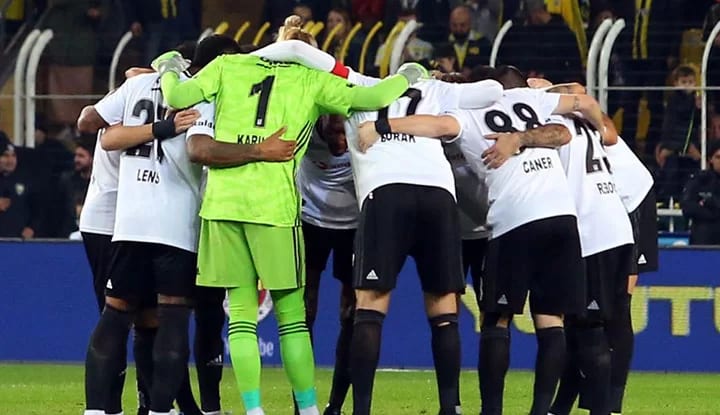 Beşiktaş'ta çıldırtan isim! Caner ve Atiba'dan tepki geldi!
