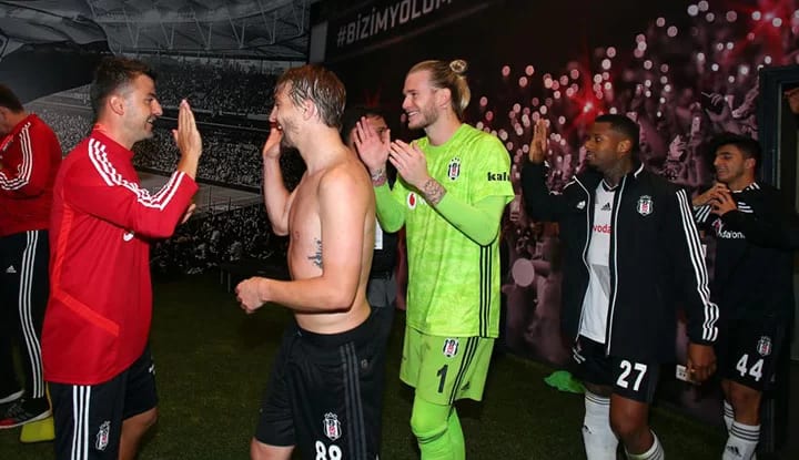Derbi sonrasında soyunma odasında sürpriz isim!