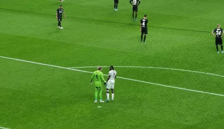 Rodallega, muazzam frikik kurtarışının ardından Karius'u tebrik etti!