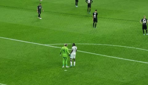 Rodallega, muazzam frikik kurtarışının ardından Karius'u tebrik etti!