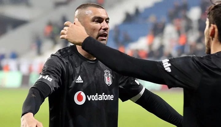 Burak Yılmaz takım arkadaşlarıyla konuştu! ”Şampiyon gibi başlayalım”