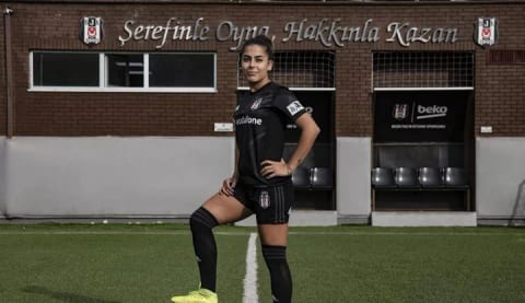 Elbistan'da öğretmen, Beşiktaş'ta kadın futbol takımının yıldızı!