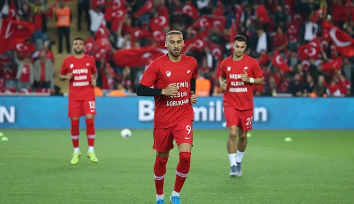 Milli maç öncesi Dorukhan Toköz jesti! Dorukhan da maçı tribünden takip etti!
