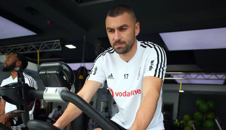 Beşiktaş'ta Burak Yılmaz'ın dönüş tarihi moralleri bozdu!